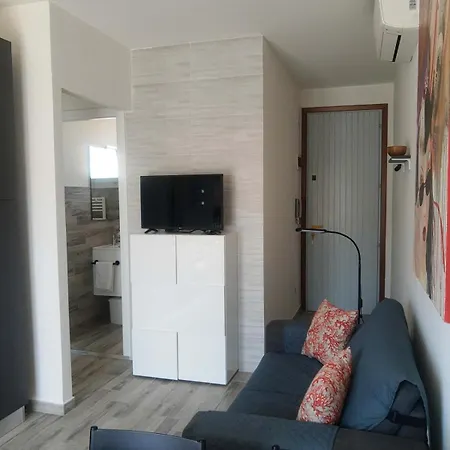Apartment Comfy Flat With Terrace By The Pool