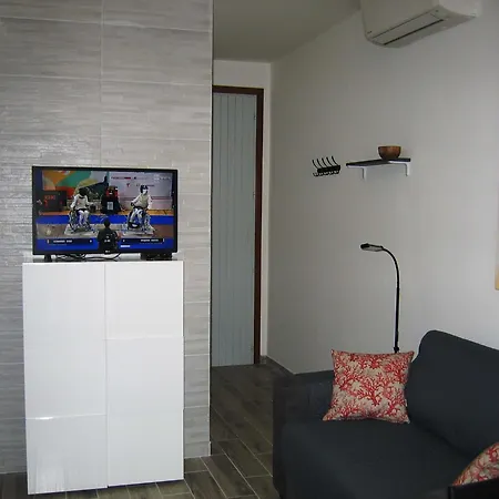 Comfy Flat With Terrace By The Pool Apartman *